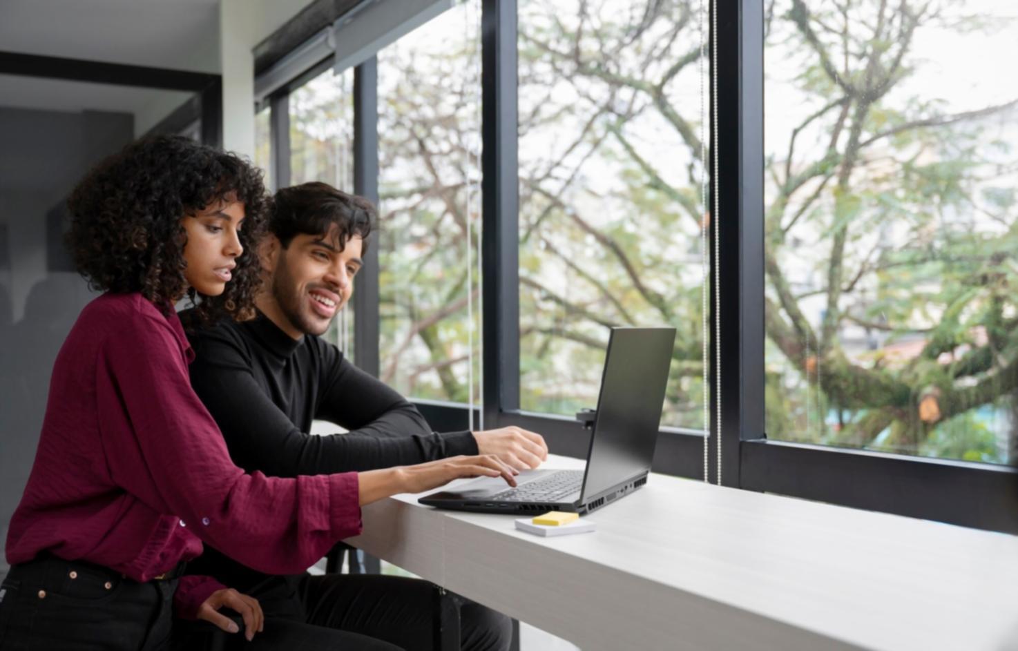 Étudiant analysant des stratégies financières personnelles
